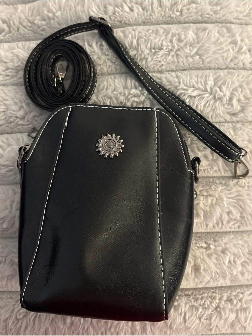 The Unbranded Brand sleek black
